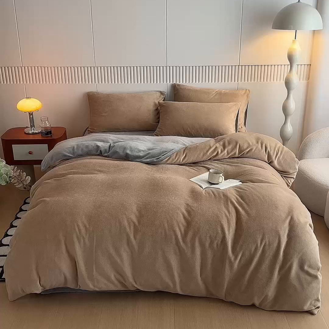 91家纺网 家纺一手货源 找家纺 乐居家纺 2025新款200克重纯色单面绒牛奶绒四件套 奶油驼+绅士灰