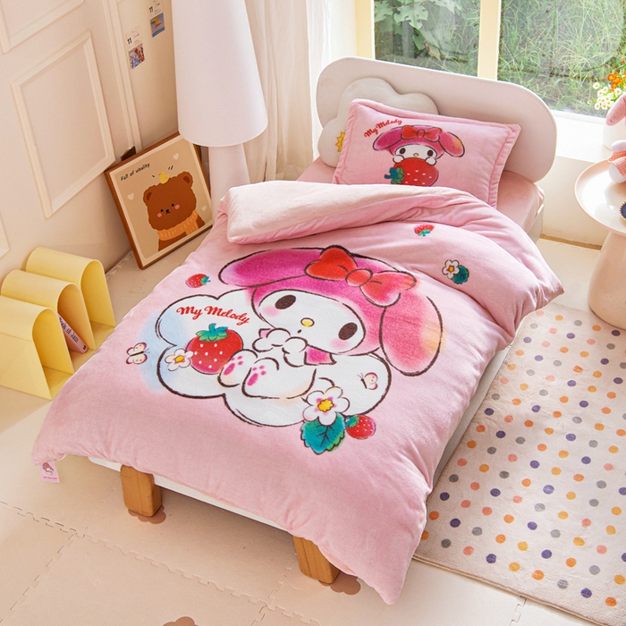 91家纺网 家纺一手货源 找家纺 乐秀家纺 2025新款大版三丽鸥牛奶绒被子六件套 草莓美乐蒂