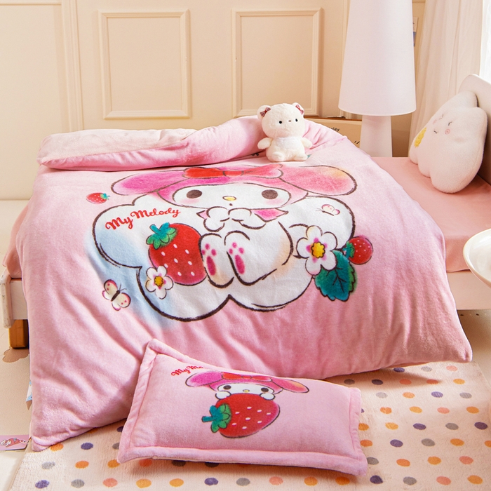 91家纺网 家纺一手货源 找家纺 乐秀家纺 2025新款大版三丽鸥牛奶绒被子六件套 草莓美乐蒂