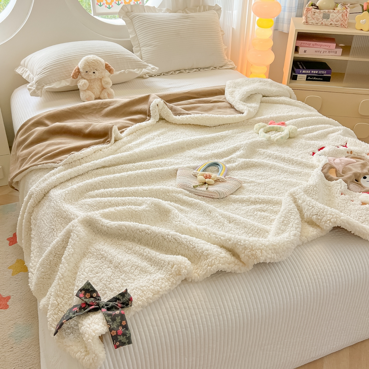 91家纺网 家纺一手货源 找家纺 子钦家纺 2025新款羊羔绒牛奶绒卡通贴布绣多功能盖毯单被套（第二波） 帽子熊-奶油白