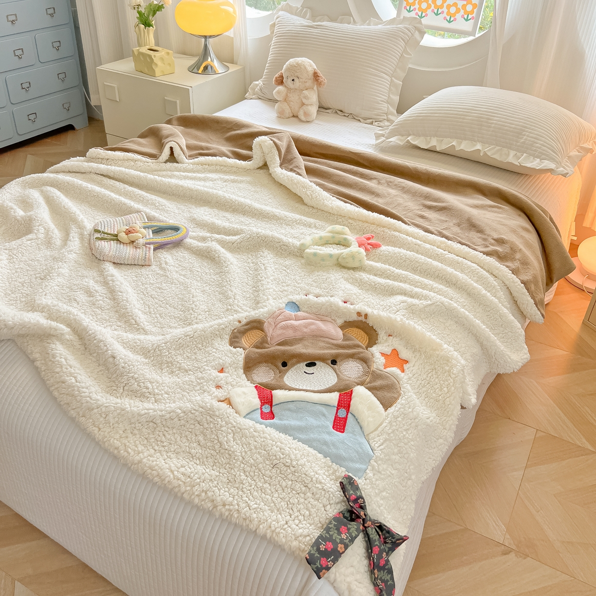 91家纺网 家纺一手货源 找家纺 子钦家纺 2025新款羊羔绒牛奶绒卡通贴布绣多功能盖毯单被套（第二波） 帽子熊-奶油白