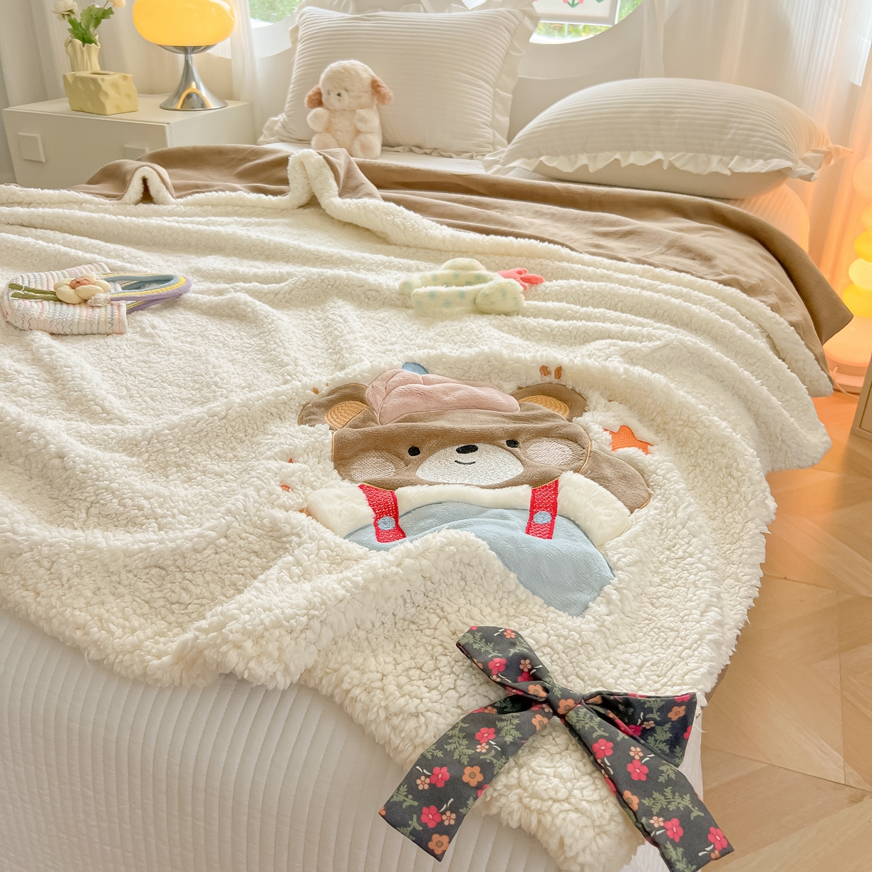 91家纺网 家纺一手货源 找家纺 子钦家纺 2025新款羊羔绒牛奶绒卡通贴布绣多功能盖毯单被套（第二波） 帽子熊-奶油白