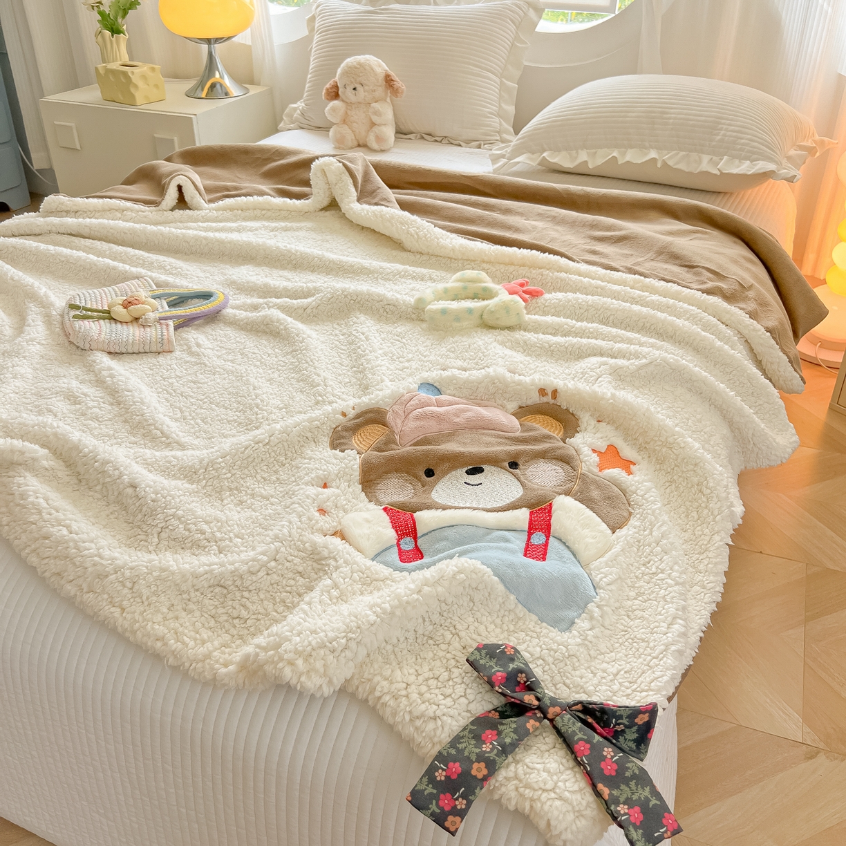 91家纺网 家纺一手货源 找家纺 子钦家纺 2025新款羊羔绒牛奶绒卡通贴布绣多功能盖毯单被套（第二波） 帽子熊-奶油白