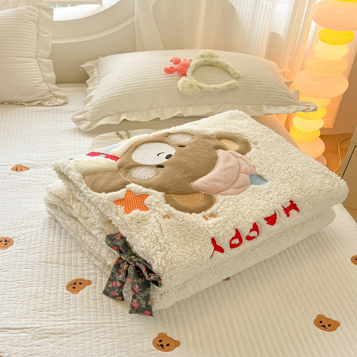 91家纺网 家纺一手货源 找家纺 子钦家纺 2025新款羊羔绒牛奶绒卡通贴布绣多功能盖毯单被套（第二波） 帽子熊-奶油白