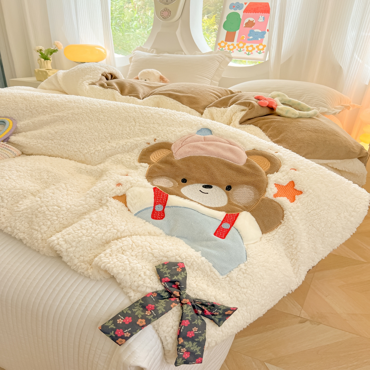 91家纺网 家纺一手货源 找家纺 子钦家纺 2025新款羊羔绒牛奶绒卡通贴布绣多功能盖毯单被套（第二波） 帽子熊-奶油白