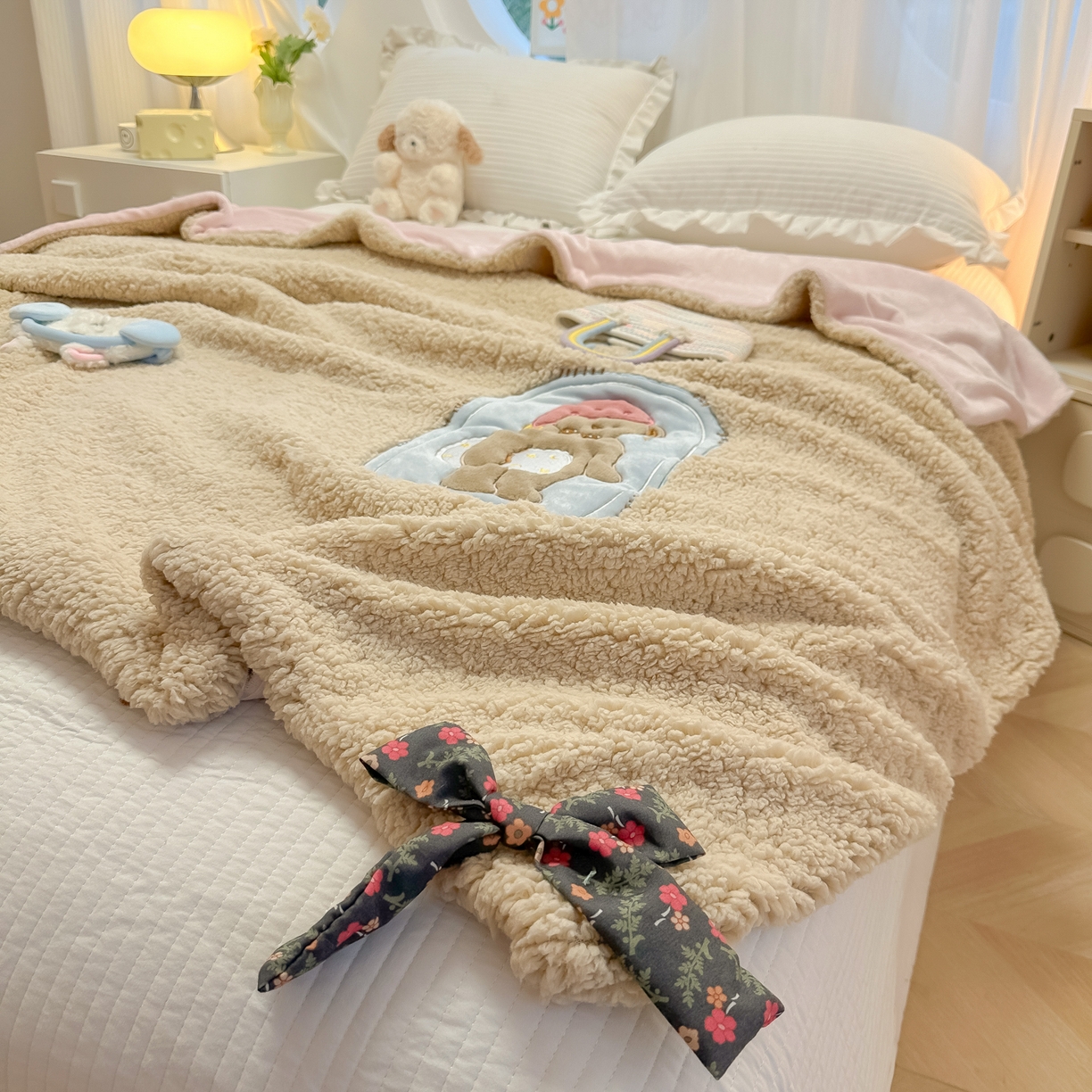 91家纺网 家纺一手货源 找家纺 子钦家纺 2025新款羊羔绒牛奶绒卡通贴布绣多功能盖毯单被套（第二波） 晚安熊-咖