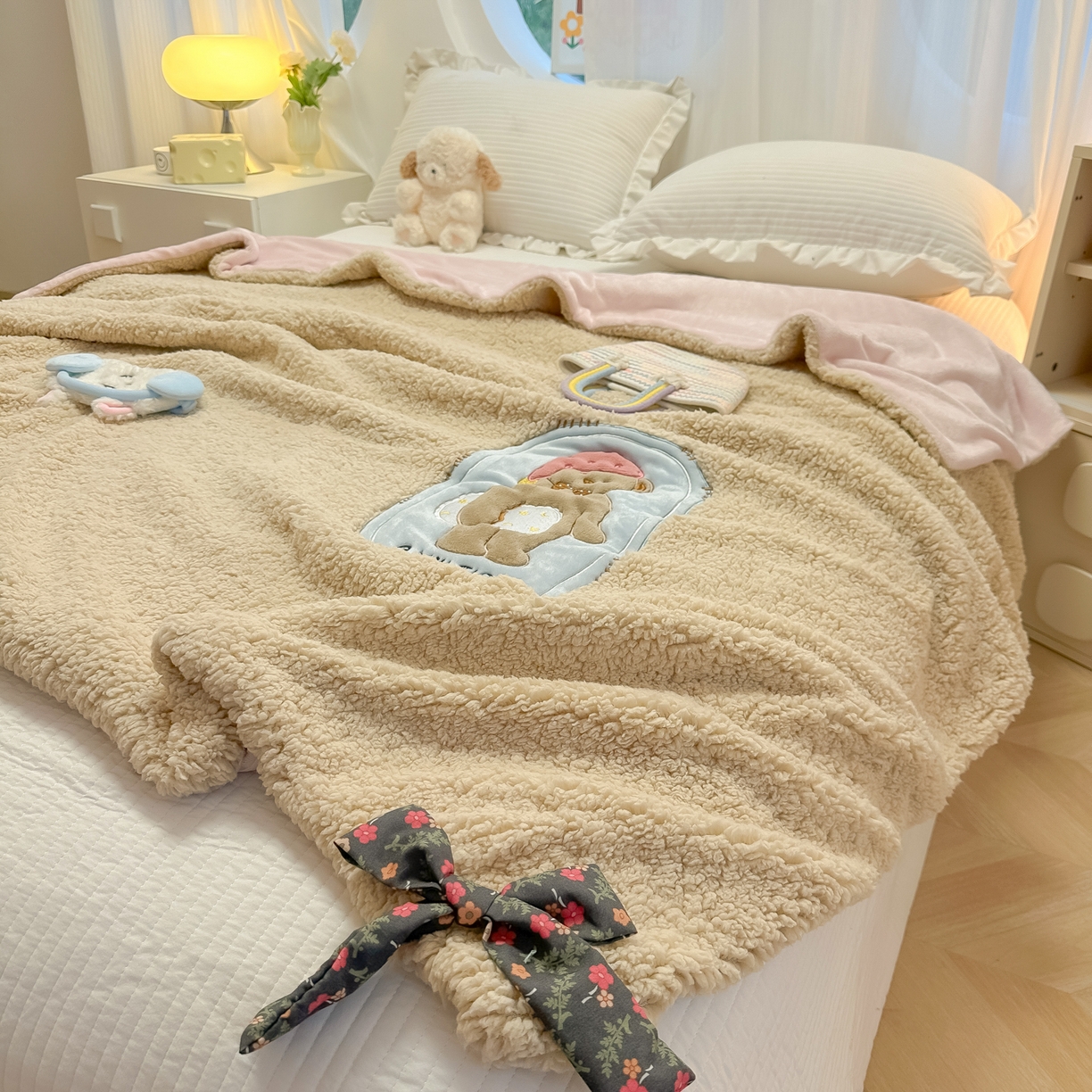 91家纺网 家纺一手货源 找家纺 子钦家纺 2025新款羊羔绒牛奶绒卡通贴布绣多功能盖毯单被套（第二波） 晚安熊-咖