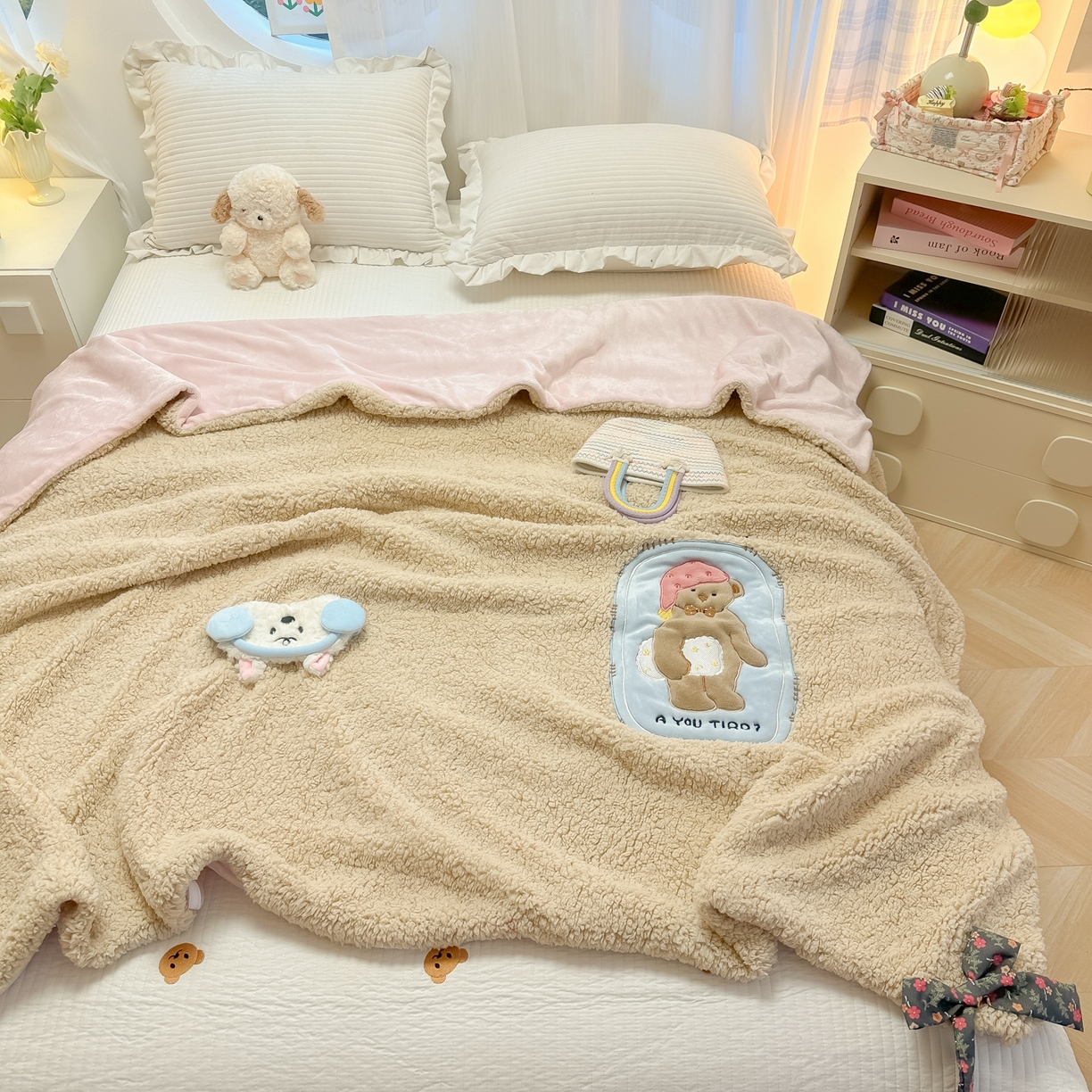 91家纺网 家纺一手货源 找家纺 子钦家纺 2025新款羊羔绒牛奶绒卡通贴布绣多功能盖毯单被套（第二波） 晚安熊-咖