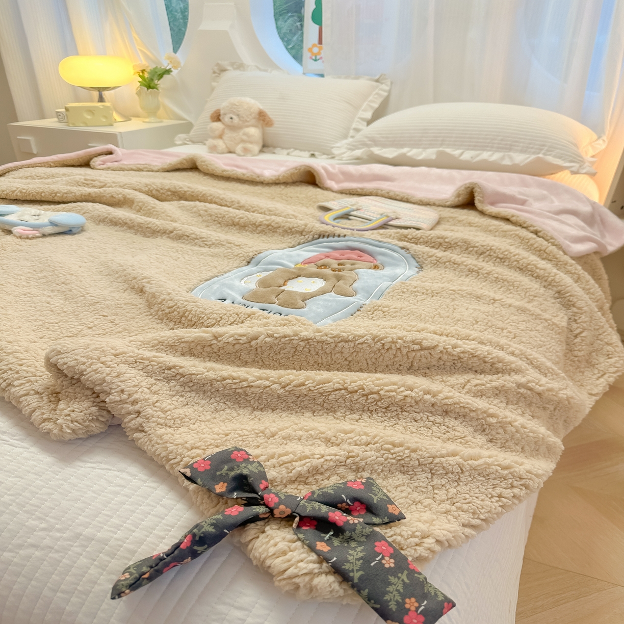 91家纺网 家纺一手货源 找家纺 子钦家纺 2025新款羊羔绒牛奶绒卡通贴布绣多功能盖毯单被套（第二波） 晚安熊-咖