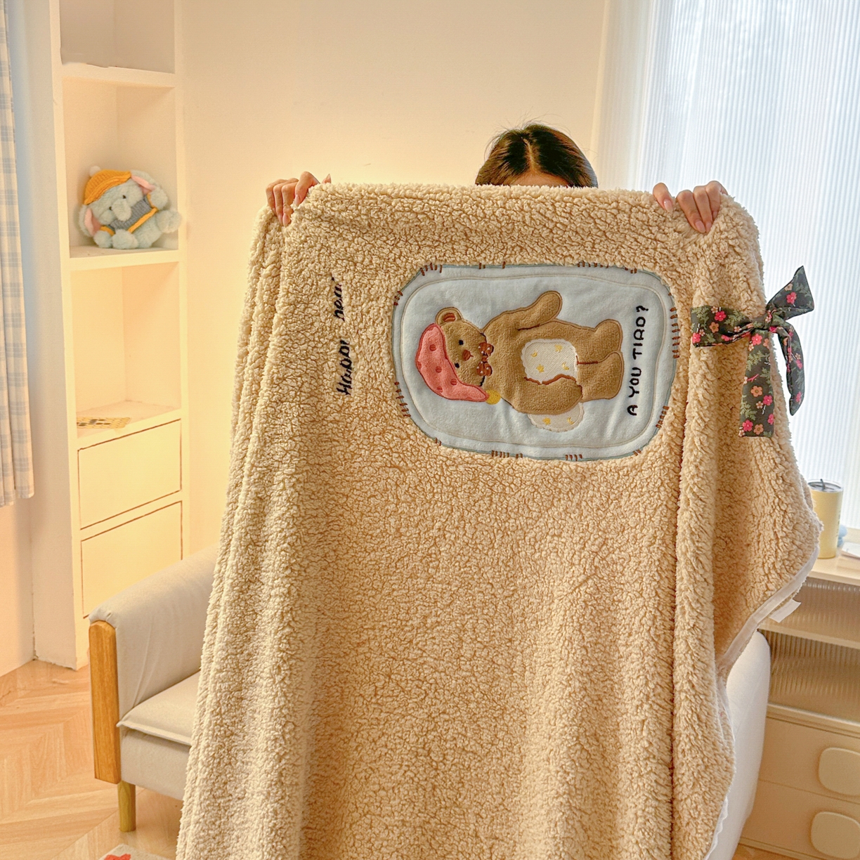 91家纺网 家纺一手货源 找家纺 子钦家纺 2025新款羊羔绒牛奶绒卡通贴布绣多功能盖毯单被套（第二波） 晚安熊-咖