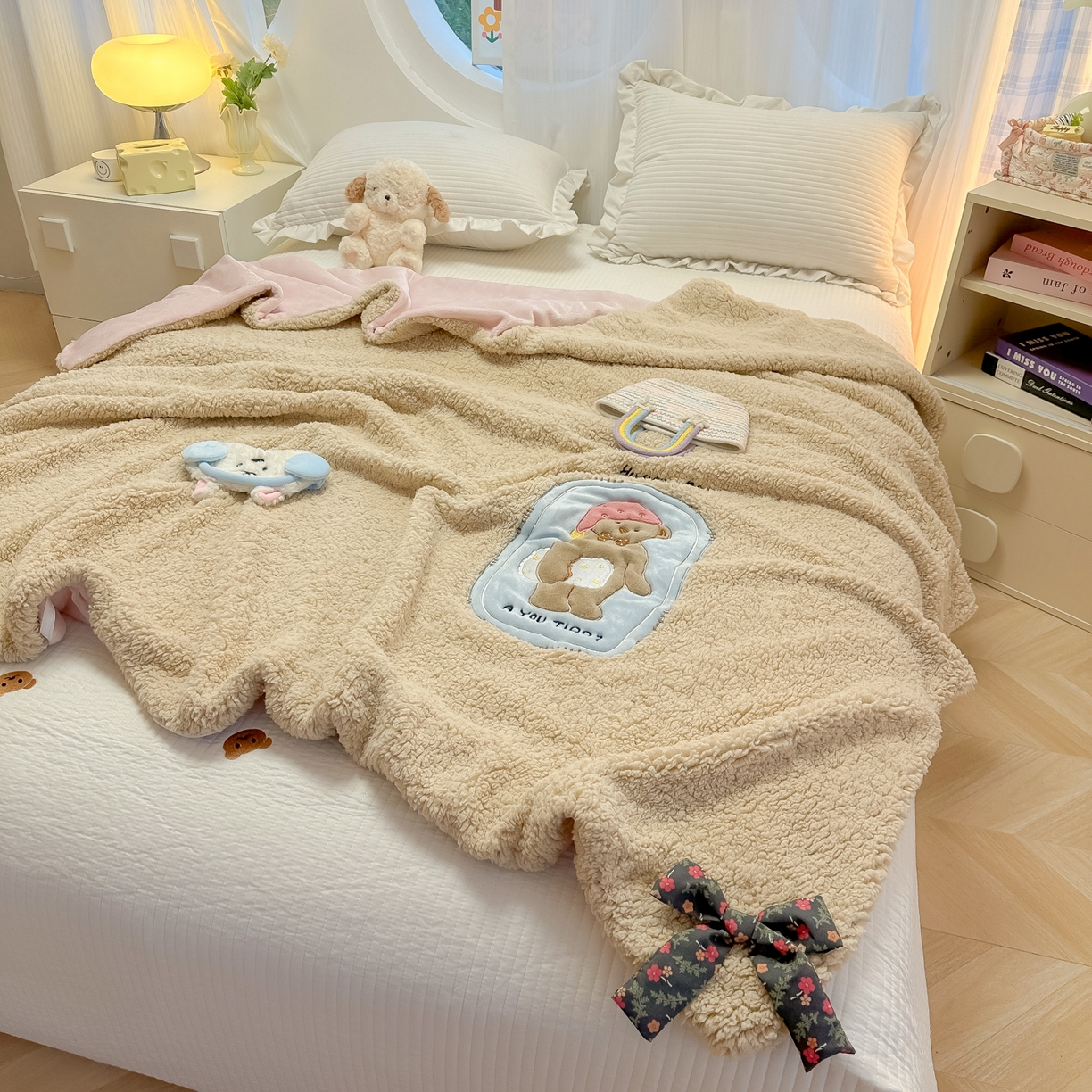 91家纺网 家纺一手货源 找家纺 子钦家纺 2025新款羊羔绒牛奶绒卡通贴布绣多功能盖毯单被套（第二波） 晚安熊-咖