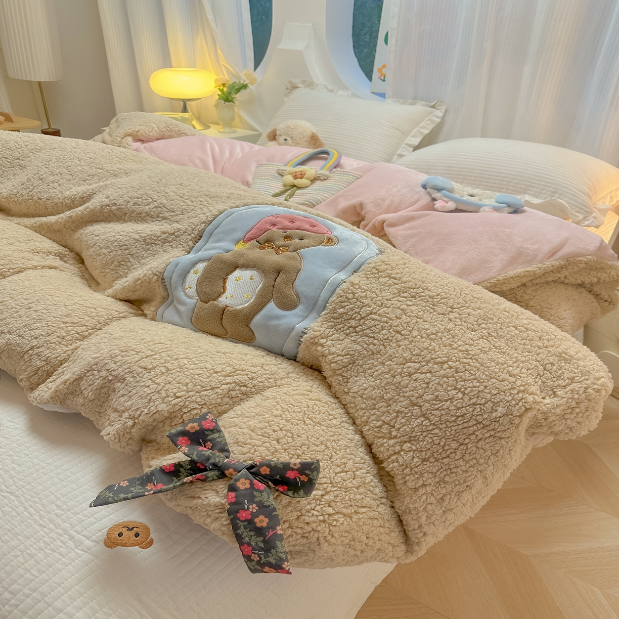 91家纺网 家纺一手货源 找家纺 子钦家纺 2025新款羊羔绒牛奶绒卡通贴布绣多功能盖毯单被套（第二波） 晚安熊-咖