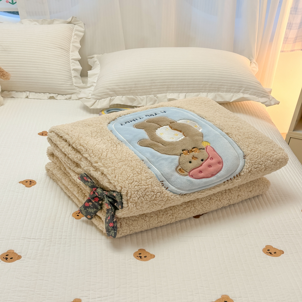 91家纺网 家纺一手货源 找家纺 子钦家纺 2025新款羊羔绒牛奶绒卡通贴布绣多功能盖毯单被套（第二波） 晚安熊-咖