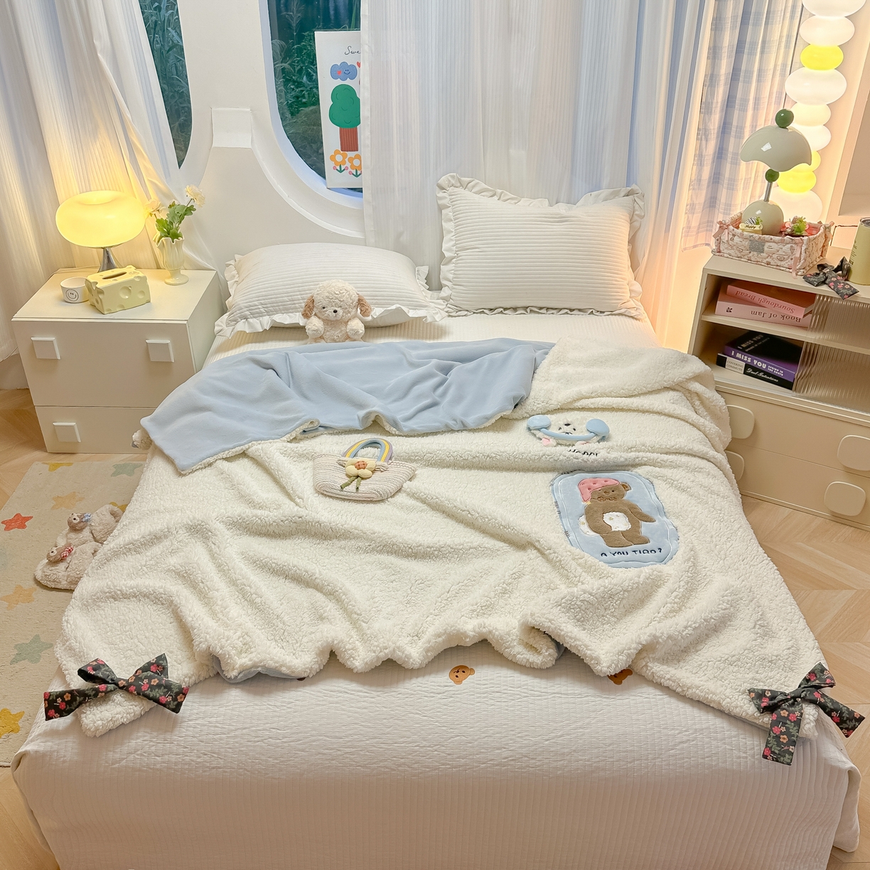 91家纺网 家纺一手货源 找家纺 子钦家纺 2025新款羊羔绒牛奶绒卡通贴布绣多功能盖毯单被套（第二波） 晚安熊-奶油白