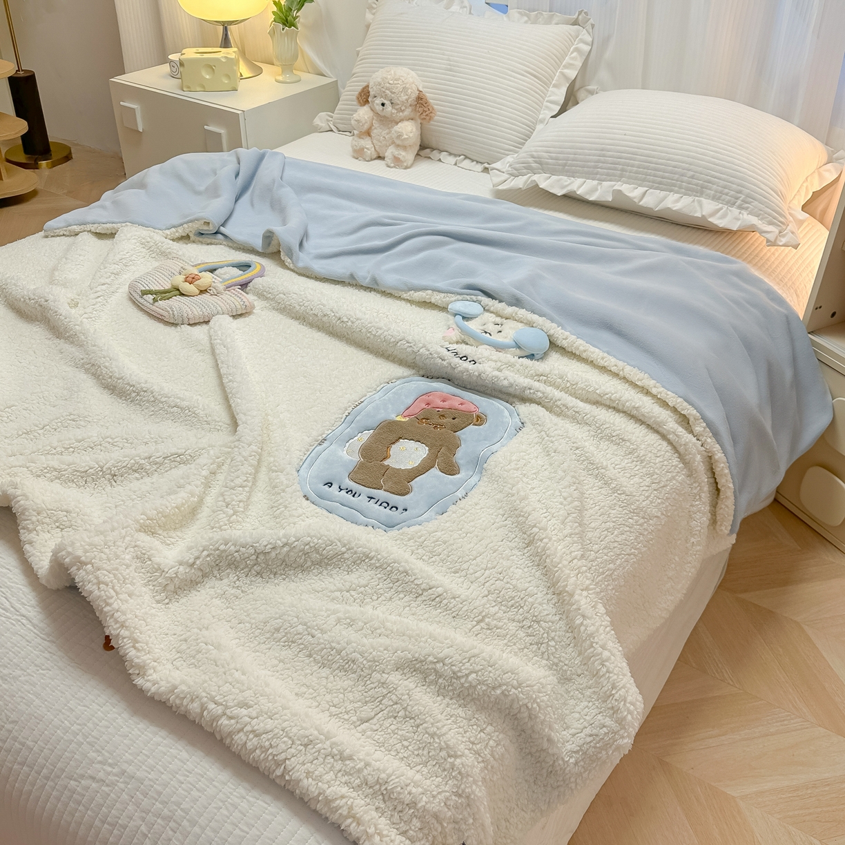 91家纺网 家纺一手货源 找家纺 子钦家纺 2025新款羊羔绒牛奶绒卡通贴布绣多功能盖毯单被套（第二波） 晚安熊-奶油白