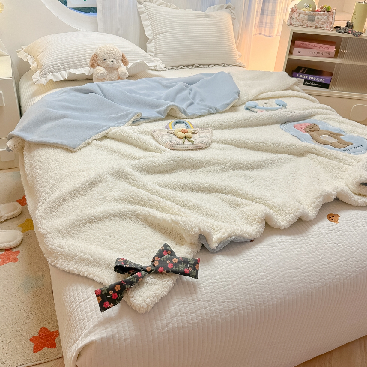 91家纺网 家纺一手货源 找家纺 子钦家纺 2025新款羊羔绒牛奶绒卡通贴布绣多功能盖毯单被套（第二波） 晚安熊-奶油白