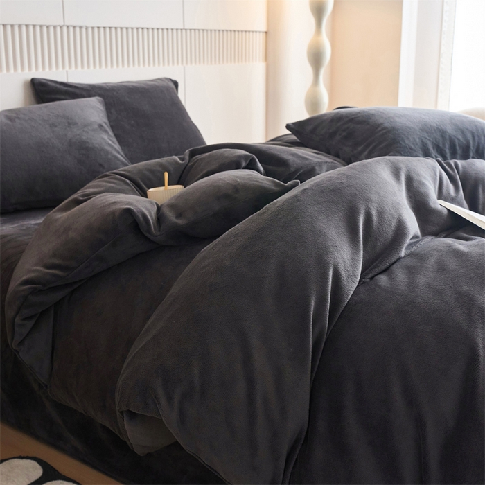 91家纺网 家纺一手货源 找家纺 乐居家纺 2025新款200克重纯色单面绒牛奶绒四件套 深空黑