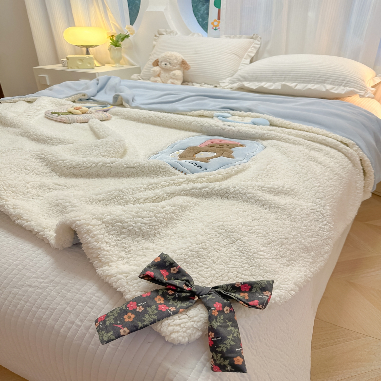 91家纺网 家纺一手货源 找家纺 子钦家纺 2025新款羊羔绒牛奶绒卡通贴布绣多功能盖毯单被套（第二波） 晚安熊-奶油白