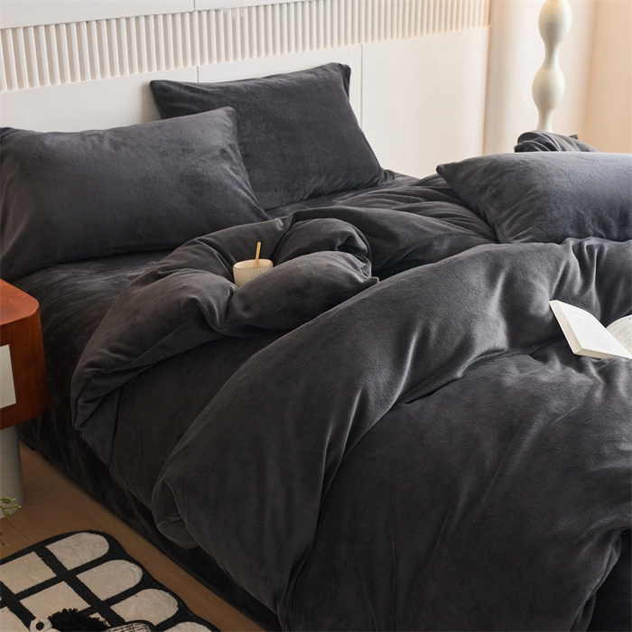91家纺网 家纺一手货源 找家纺 乐居家纺 2025新款200克重纯色单面绒牛奶绒四件套 深空黑