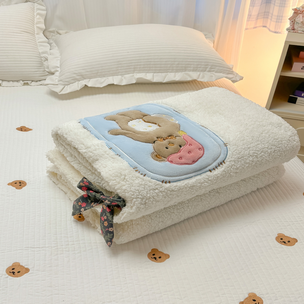 91家纺网 家纺一手货源 找家纺 子钦家纺 2025新款羊羔绒牛奶绒卡通贴布绣多功能盖毯单被套（第二波） 晚安熊-奶油白
