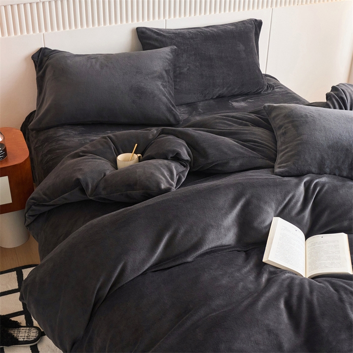 91家纺网 家纺一手货源 找家纺 乐居家纺 2025新款200克重纯色单面绒牛奶绒四件套 深空黑