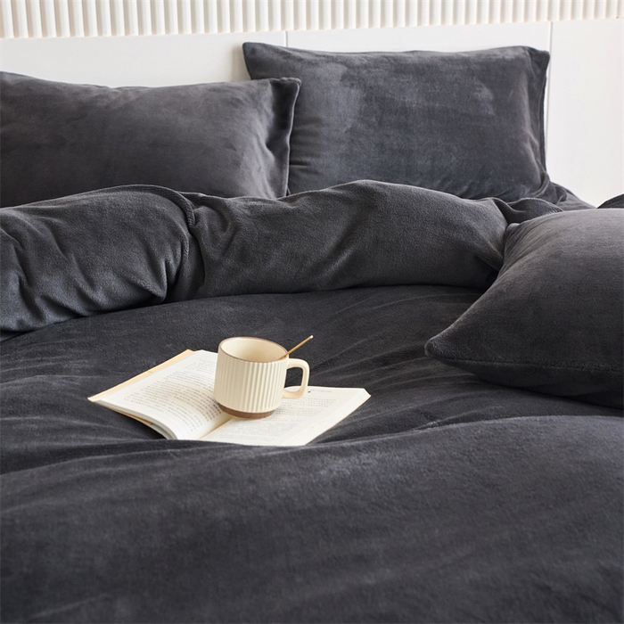 91家纺网 家纺一手货源 找家纺 乐居家纺 2025新款200克重纯色单面绒牛奶绒四件套 深空黑
