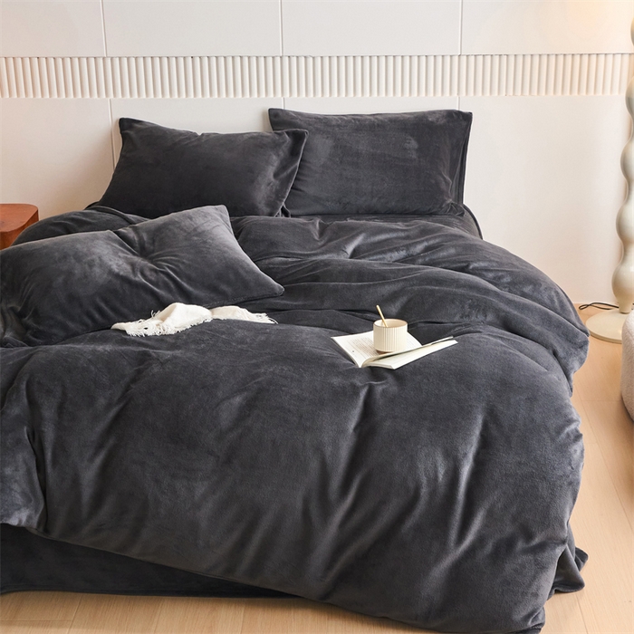 91家纺网 家纺一手货源 找家纺 乐居家纺 2025新款200克重纯色单面绒牛奶绒四件套 深空黑