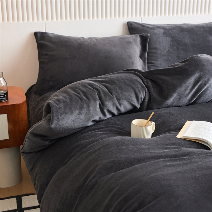 91家纺网 家纺一手货源 找家纺 乐居家纺 2025新款200克重纯色单面绒牛奶绒四件套 深空黑