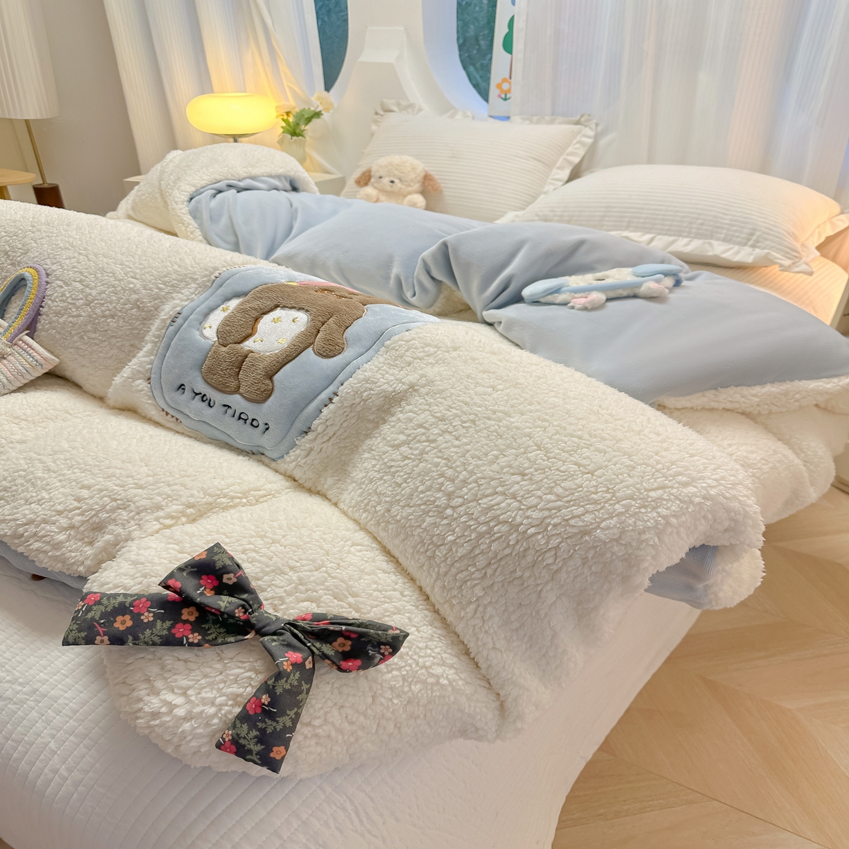 91家纺网 家纺一手货源 找家纺 子钦家纺 2025新款羊羔绒牛奶绒卡通贴布绣多功能盖毯单被套（第二波） 晚安熊-奶油白