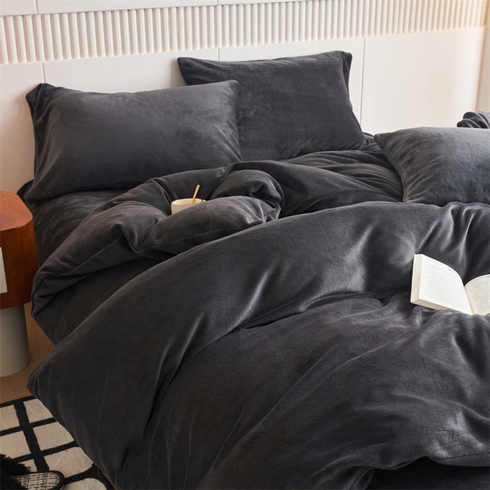 91家纺网 家纺一手货源 找家纺 乐居家纺 2025新款200克重纯色单面绒牛奶绒四件套 深空黑