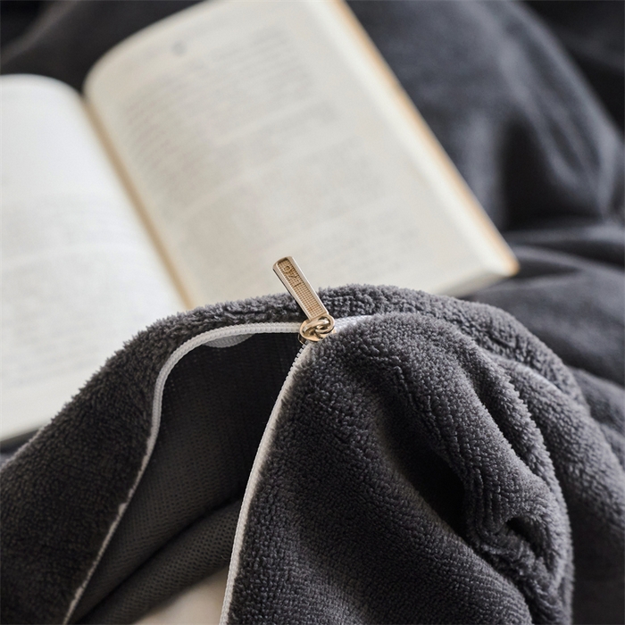 91家纺网 家纺一手货源 找家纺 乐居家纺 2025新款200克重纯色单面绒牛奶绒四件套 深空黑