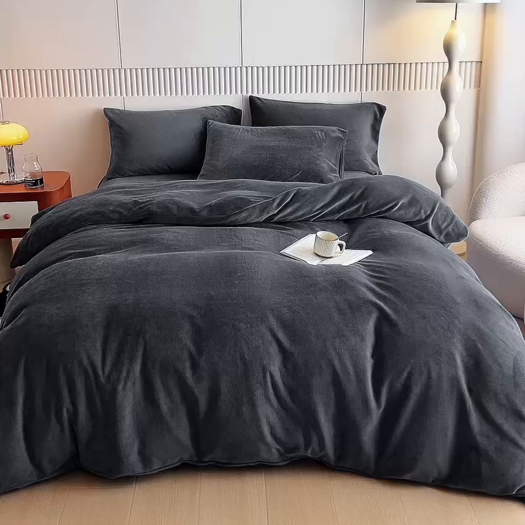91家纺网 家纺一手货源 找家纺 乐居家纺 2025新款200克重纯色单面绒牛奶绒四件套 深空黑