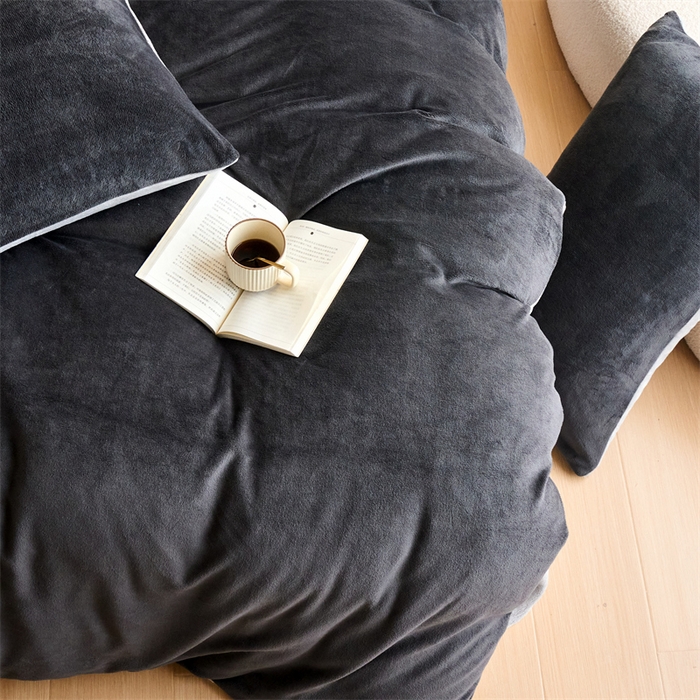 91家纺网 家纺一手货源 找家纺 乐居家纺 2025新款200克重纯色单面绒牛奶绒四件套 深空黑+绅士灰