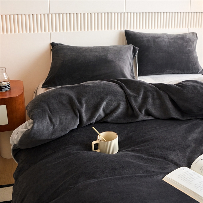 91家纺网 家纺一手货源 找家纺 乐居家纺 2025新款200克重纯色单面绒牛奶绒四件套 深空黑+绅士灰