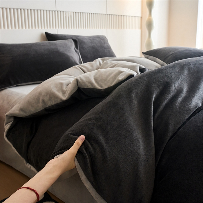 91家纺网 家纺一手货源 找家纺 乐居家纺 2025新款200克重纯色单面绒牛奶绒四件套 深空黑+绅士灰