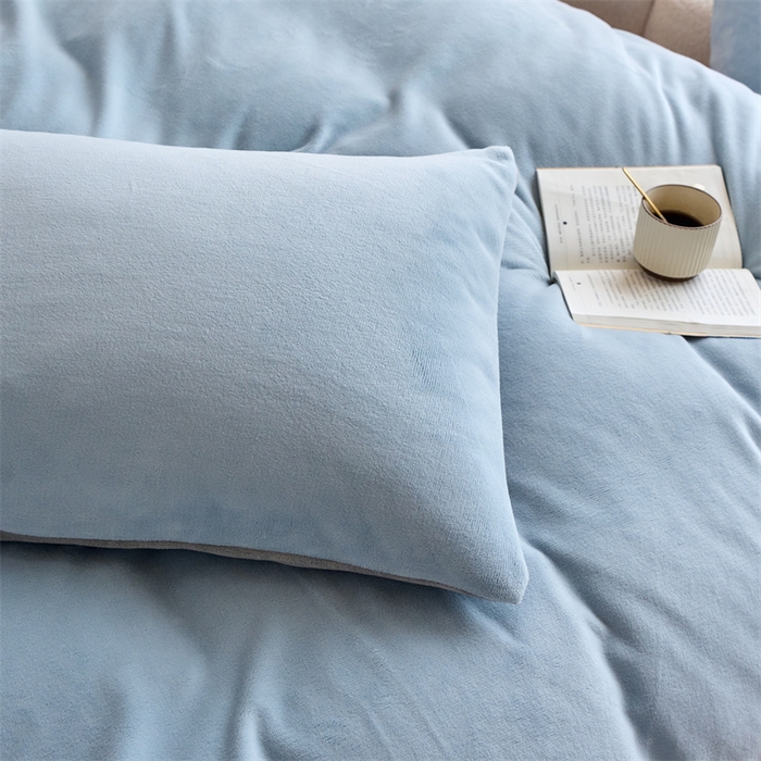 91家纺网 家纺一手货源 找家纺 乐居家纺 2025新款200克重纯色单面绒牛奶绒四件套 天空蓝+绅士灰