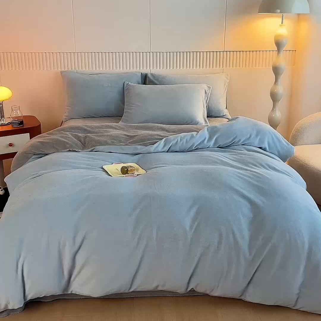 91家纺网 家纺一手货源 找家纺 乐居家纺 2025新款200克重纯色单面绒牛奶绒四件套 天空蓝+绅士灰
