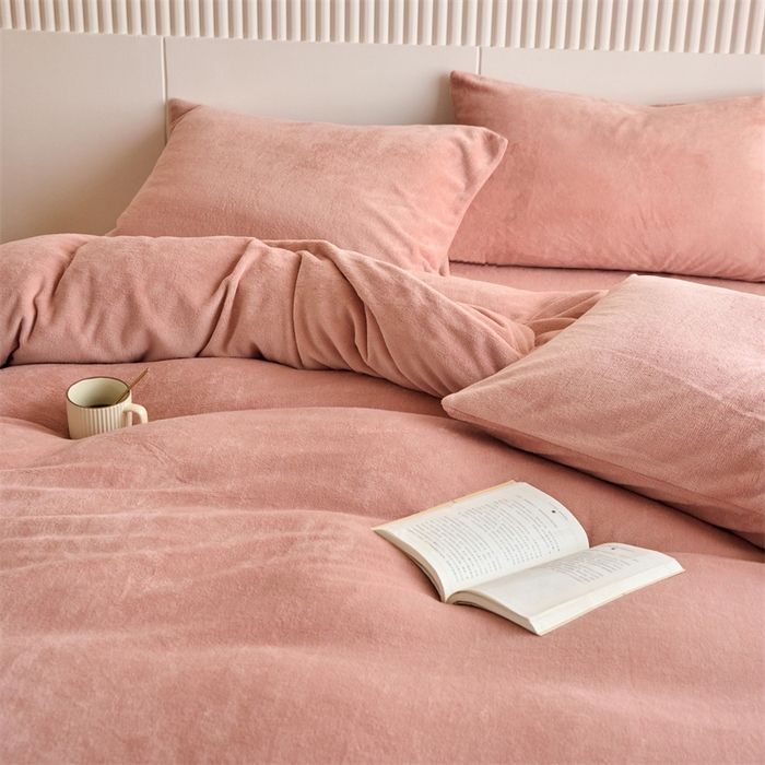 91家纺网 家纺一手货源 找家纺 乐居家纺 2025新款200克重纯色单面绒牛奶绒四件套 星柚粉