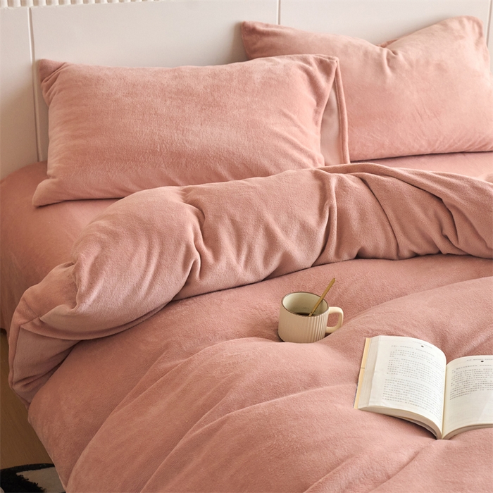 91家纺网 家纺一手货源 找家纺 乐居家纺 2025新款200克重纯色单面绒牛奶绒四件套 星柚粉