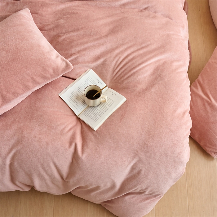 91家纺网 家纺一手货源 找家纺 乐居家纺 2025新款200克重纯色单面绒牛奶绒四件套 星柚粉