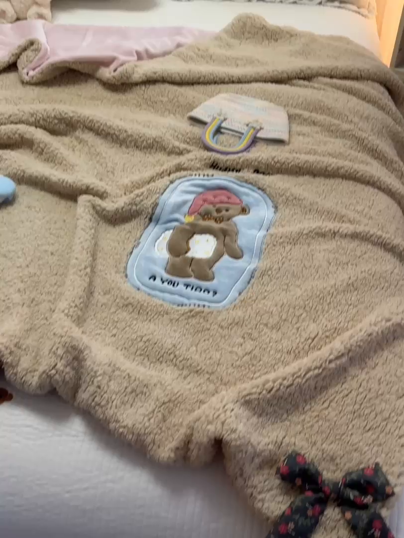 91家纺网 家纺一手货源 找家纺 子钦家纺 2025新款羊羔绒牛奶绒卡通贴布绣多功能盖毯单被套（第二波） 晚安熊-咖