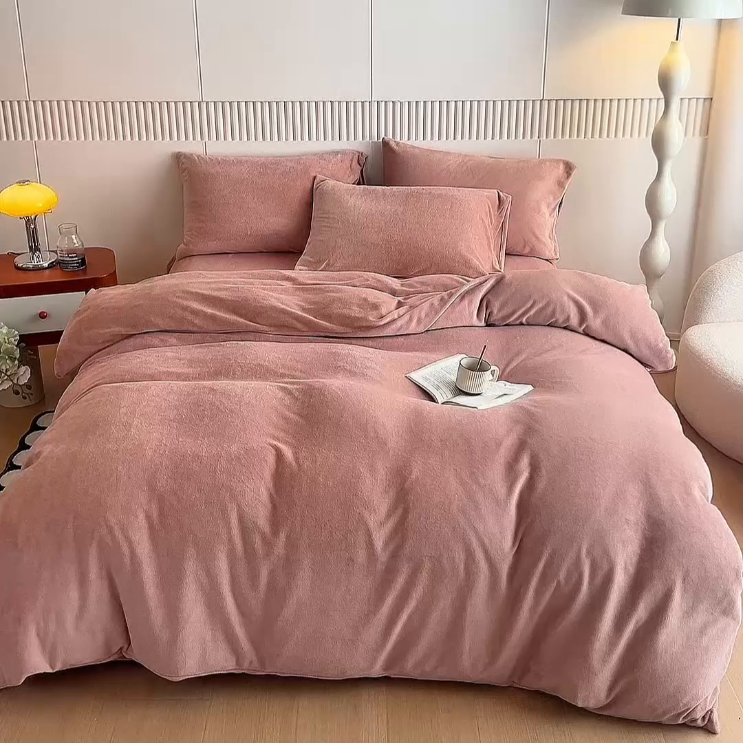 91家纺网 家纺一手货源 找家纺 乐居家纺 2025新款200克重纯色单面绒牛奶绒四件套 星柚粉