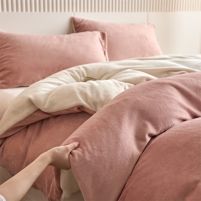 91家纺网 家纺一手货源 找家纺 乐居家纺 2025新款200克重纯色单面绒牛奶绒四件套 星柚粉+奶昔白