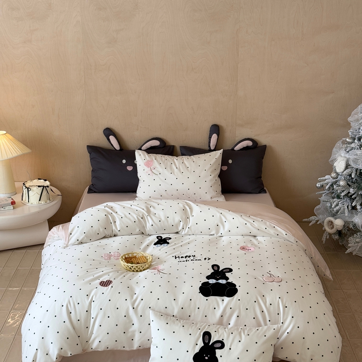 91家纺网 家纺一手货源 找家纺 （总）嗨购家纺 2025新款萌系风格50S全棉贴布刺绣四件套-波点小兔