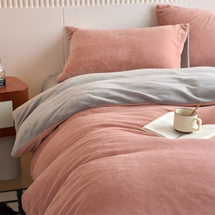 91家纺网 家纺一手货源 找家纺 乐居家纺 2025新款200克重纯色单面绒牛奶绒四件套 星柚粉+绅士灰