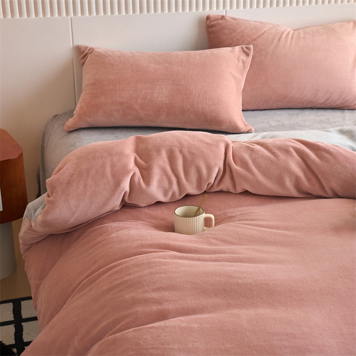 91家纺网 家纺一手货源 找家纺 乐居家纺 2025新款200克重纯色单面绒牛奶绒四件套 星柚粉+绅士灰