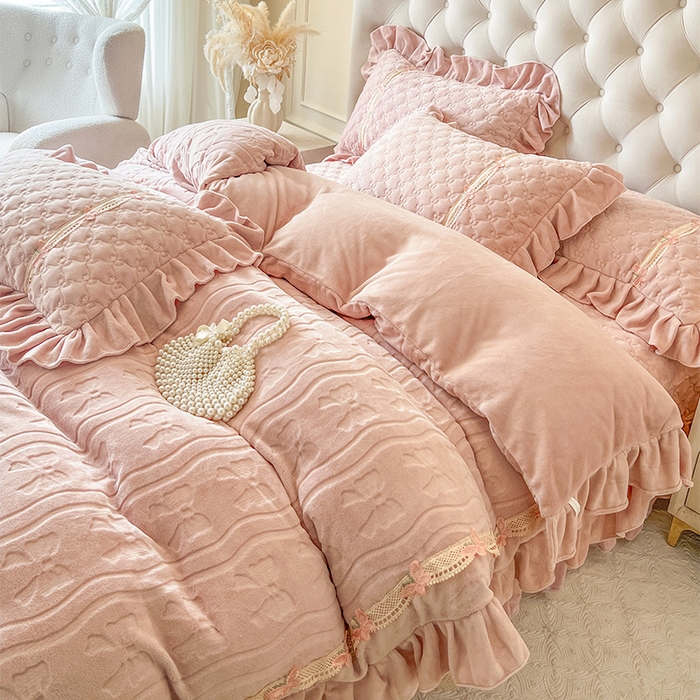 91家纺网 家纺一手货源 找家纺 （总）瑞宝 2025新款牛奶绒花边床盖四件套-蝶舞花语（控价 298起 ）