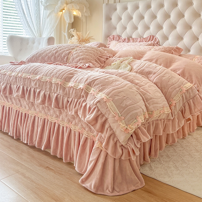 91家纺网 家纺一手货源 找家纺 （总）瑞宝 2025新款牛奶绒花边床盖四件套-蝶舞花语（控价 298起 ）