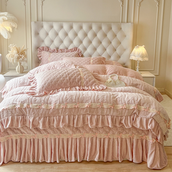 91家纺网 家纺一手货源 找家纺 （总）瑞宝 2025新款牛奶绒花边床盖四件套-蝶舞花语（控价 298起 ）