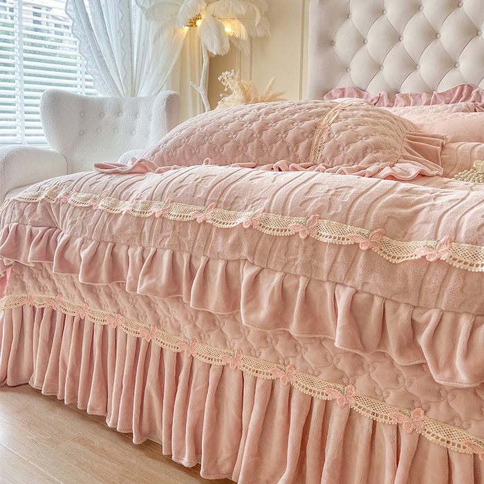 91家纺网 家纺一手货源 找家纺 （总）瑞宝 2025新款牛奶绒花边床盖四件套-蝶舞花语（控价 298起 ）